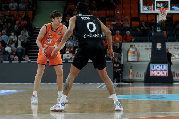 湖人队将更 湖人队将更